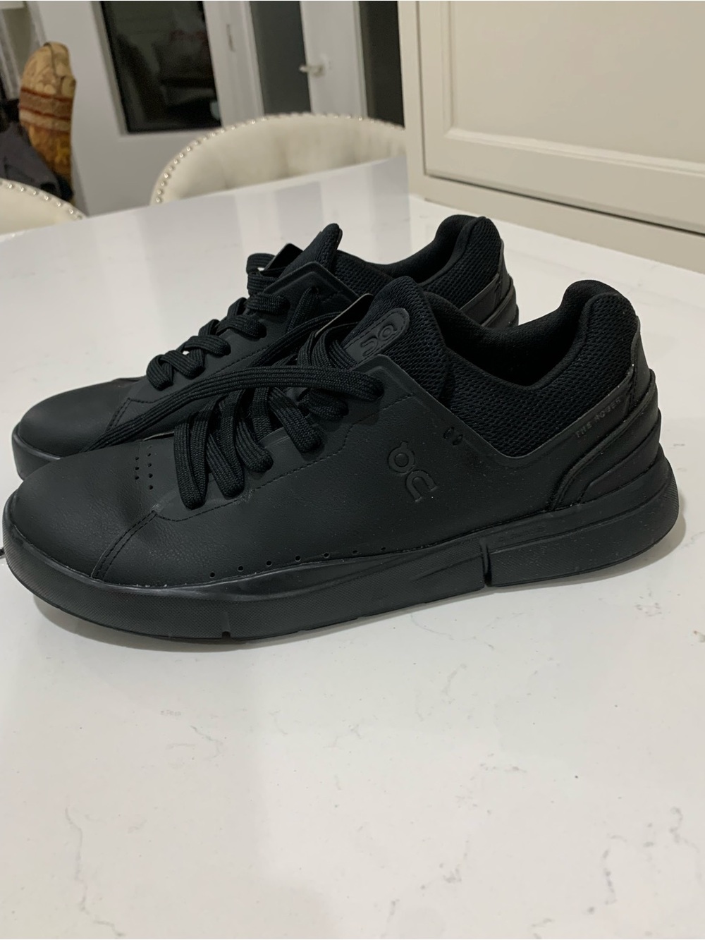 On THE ROGER Advantage Tennis Women’s Sneaker Size 10 US